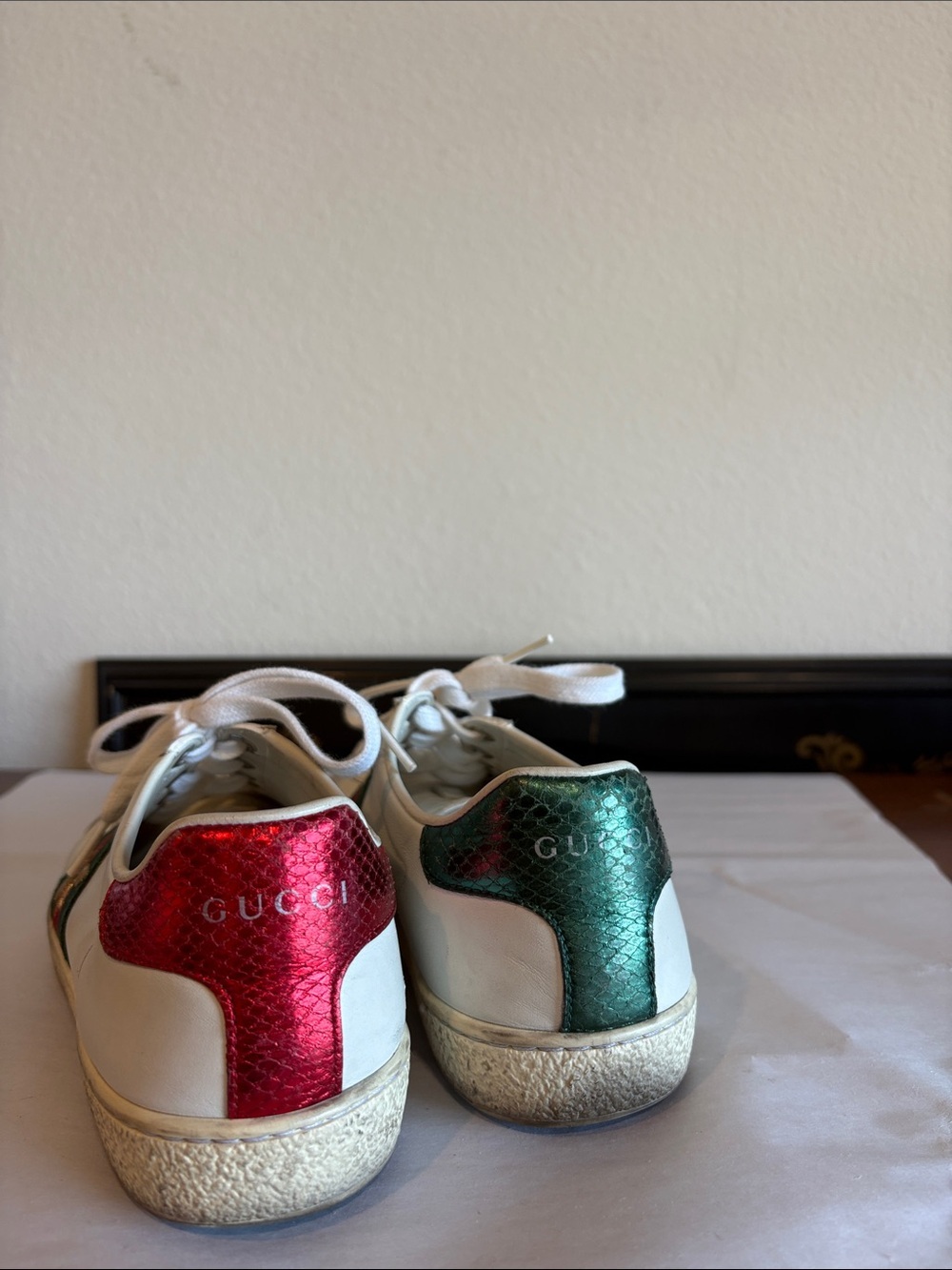 Authentic Leather Gucci Sneakers with Green & Red Accents plus Gold 🐝Embroidery - Picture 4 of 8